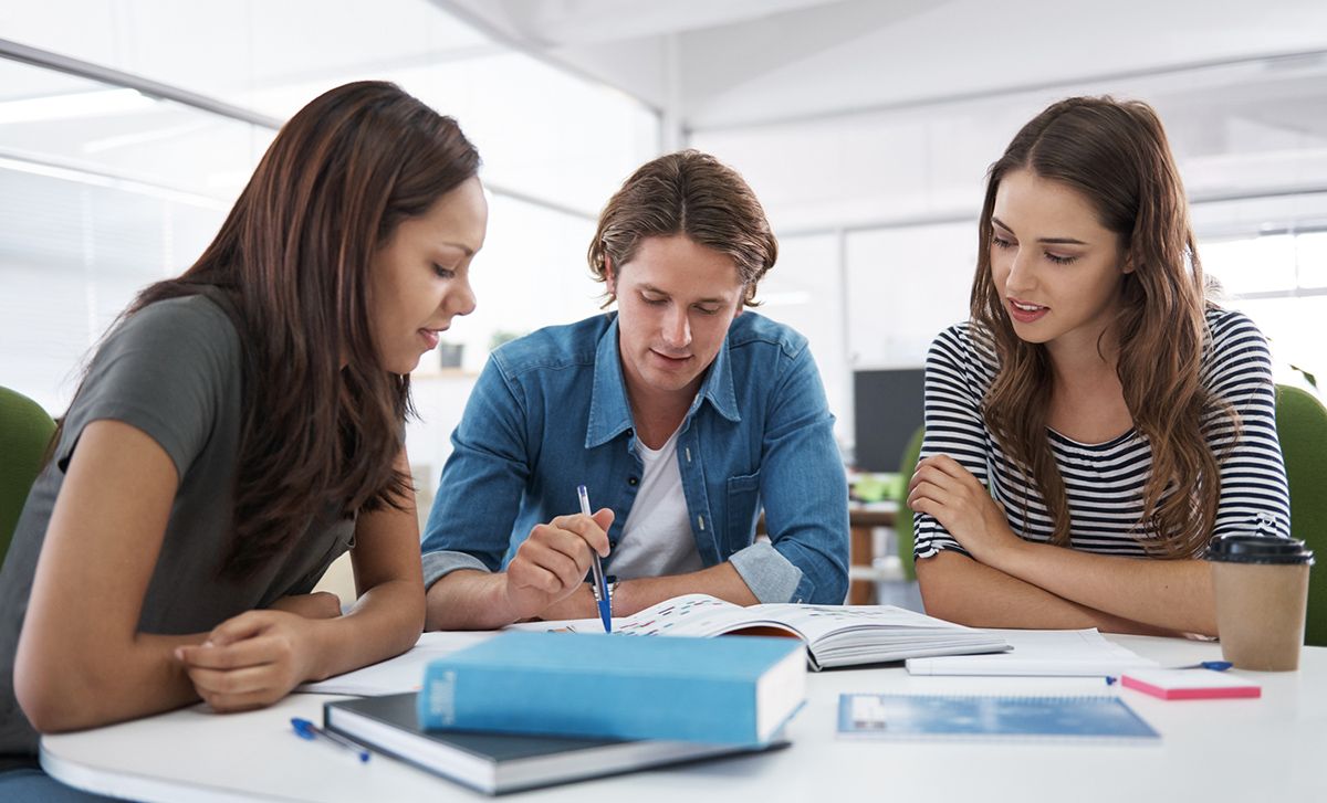 Lezione di inglese in aula a Milano